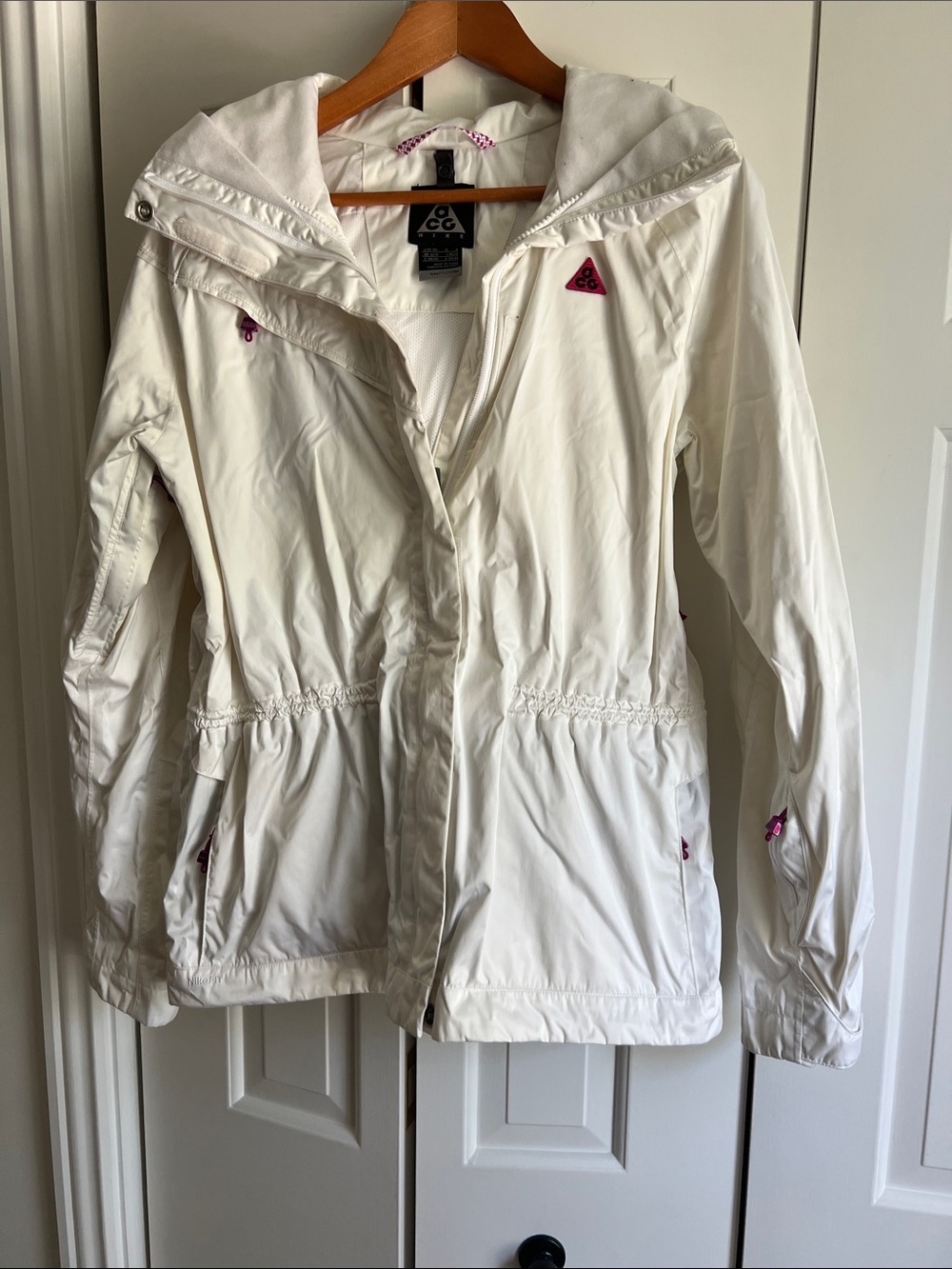 Nike ACG White Women’s Hooded Rain/ski  Jacket with Pink Accents